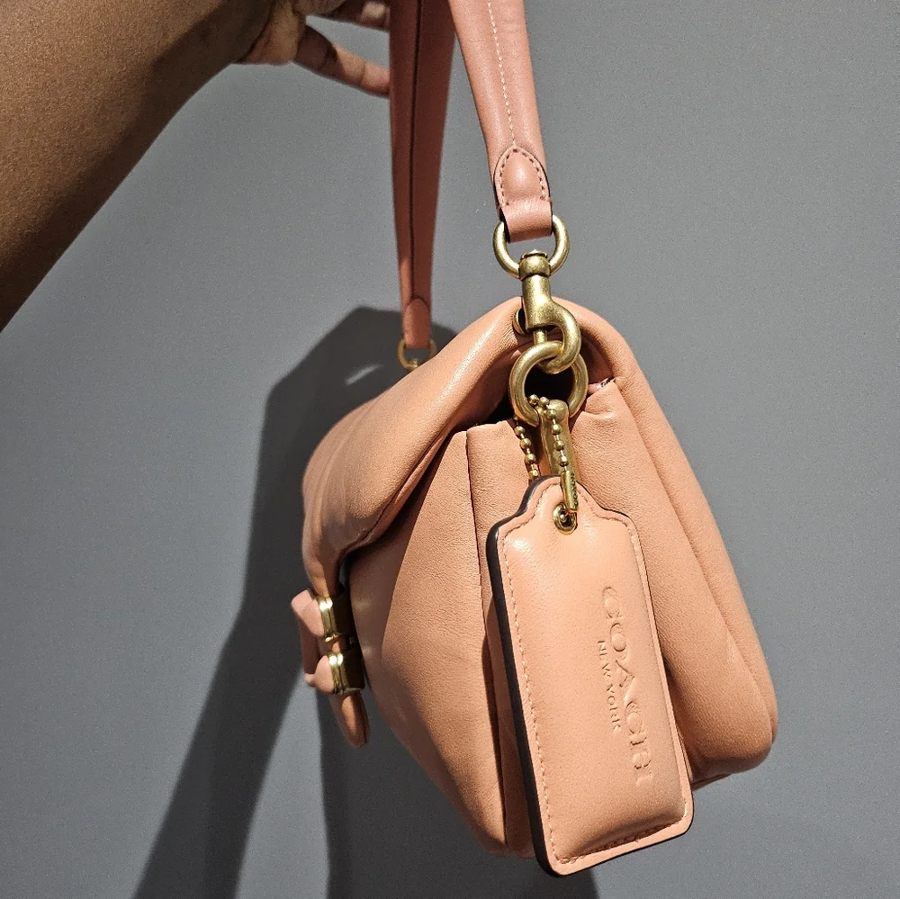 Coach pillow tabby 26 light coral - Picture 4 of 5